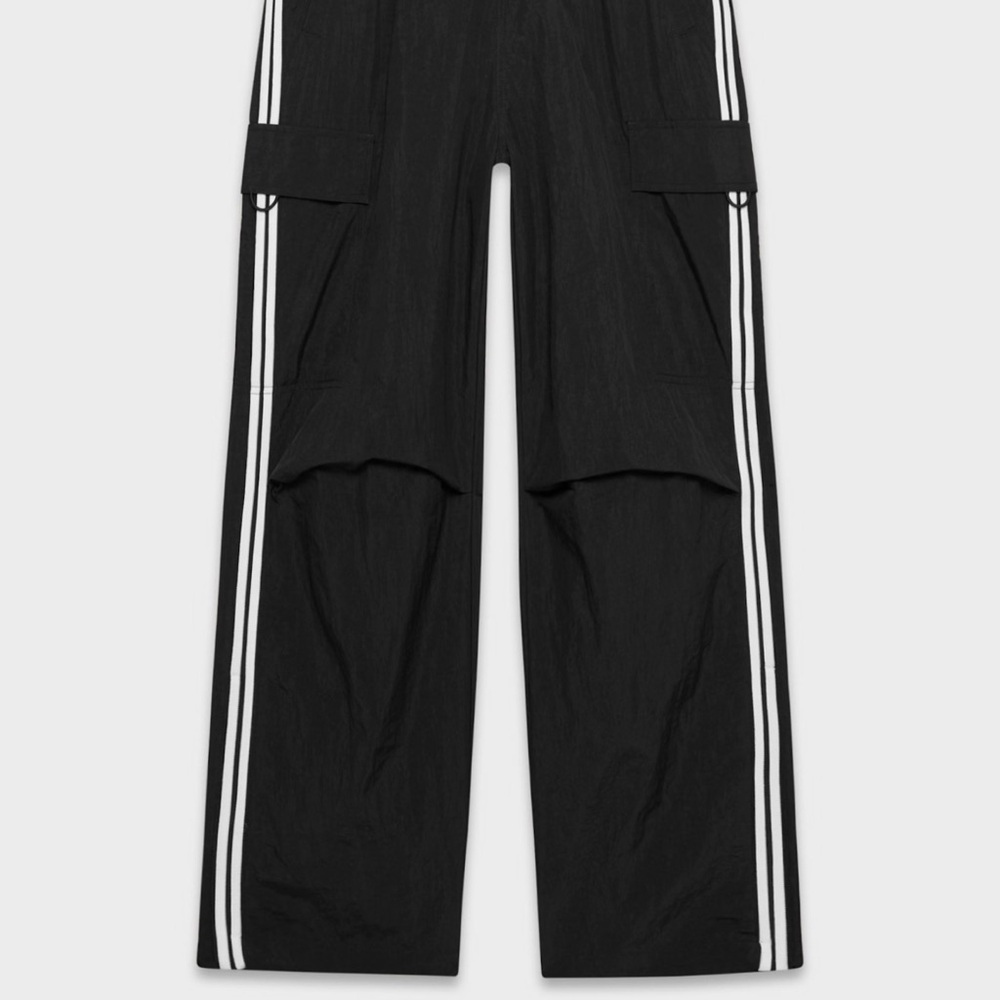 Aritzia TNA black cargo pants. NWT. Size XS - Picture 2 of 3
